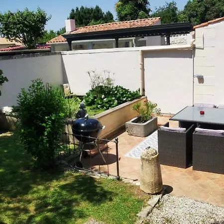 Meuble Et Equipe Avec Jardin Et Terrasse Privee Дом отдыха Beurlay