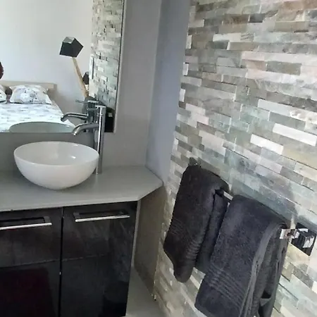 Meublé Et équipé Avec Jardin Et Terrasse Privée Hébergement de vacances *
