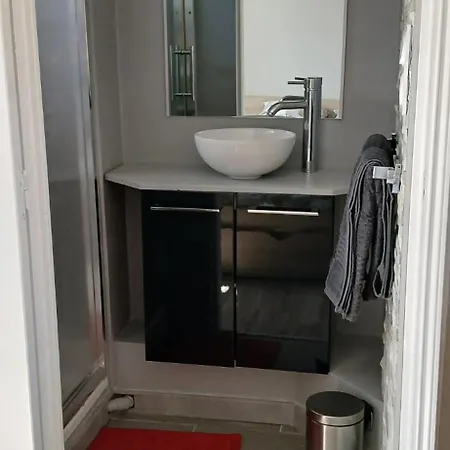 Meublé Et équipé Avec Jardin Et Terrasse Privée Hébergement de vacances *